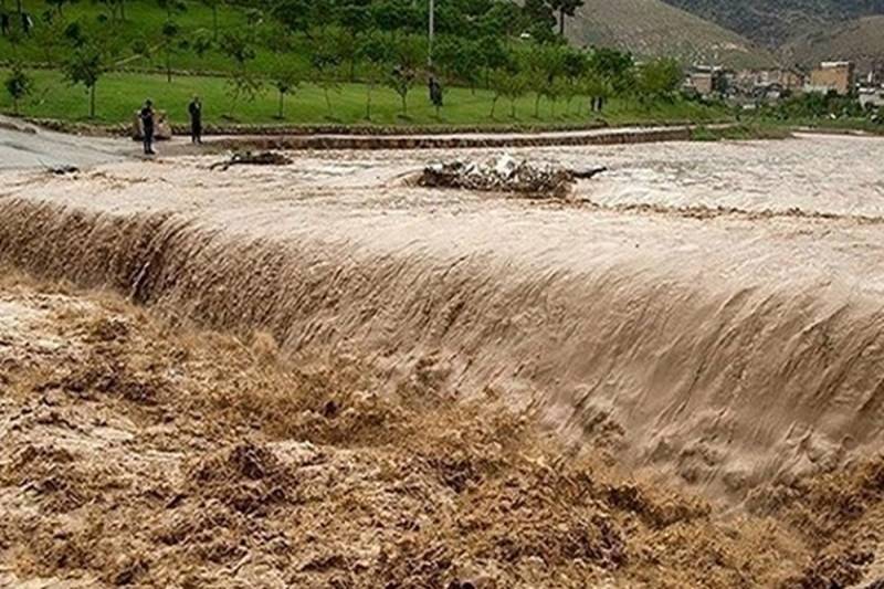 سیل در کرمان، راه جیرفت را مسدود و برق ۱۳ روستا را قطع کرد